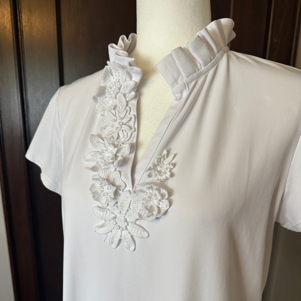 Lilly Pulizter Luxletic white top, Large